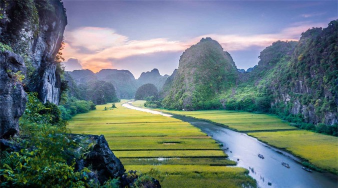 Ninh Bình đứng ở vị trí thứ 10 trong danh sách 20 điểm đến hàng đầu thế giới doHostelworldbình chọn. Đến với Ninh Bình, du khách có thể thưởng thức phong cảnh hữu tình, núi đá vôi, hang động, sông suối hùng vĩ và thơ mộng