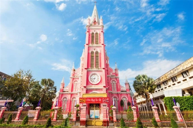 Nhà thờ Tân Định (TP.HCM) đã được tạp chí CN Traveler ca ngợi vào đầu tháng 6. Nhà thờ có kiến trúc Gothic cổ điển, đặc trưng của phương Tây. Đây là nhà thờ cổ nhất và lớn thứ hai Sài thành.