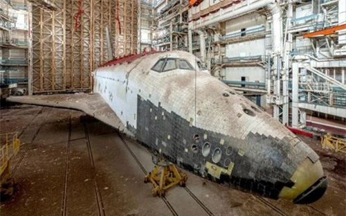 Bên trong nhà máy chế tạo tàu không gian bị Nga bỏ hoang - 1