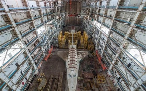 Bên trong nhà máy chế tạo tàu không gian bị Nga bỏ hoang - 2