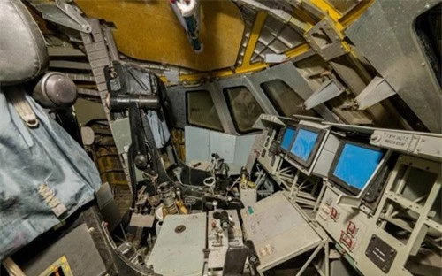 Bên trong nhà máy chế tạo tàu không gian bị Nga bỏ hoang - 7
