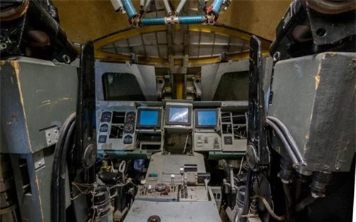 Bên trong nhà máy chế tạo tàu không gian bị Nga bỏ hoang - 8