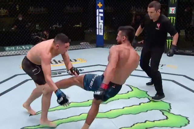 Cận cảnh pha ‘đốn trụ’ cực mạnh giúp võ sĩ Mỹ ‘ẵm’ 400.000 USD