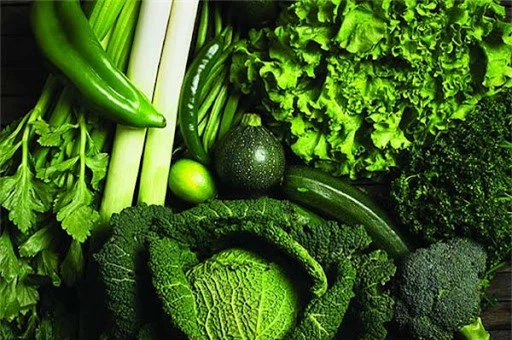 Giai đoạn hành kinh, bạn nên ăn những loại rau lá xanh đậm.