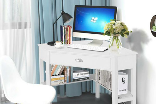 Những chiếc bàn làm việc màu trắng giúp sáng không gian