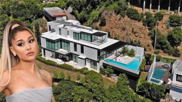 Ariana Grande vừa mua nhà mới rộng gần 1.000 m2 ở Los Angele. Biệt thự phong cách đương đại được xây xong vào năm 2018 và rao bán với giá 25,5 triệu USD. Sau hai năm, chủ đầu tư đã hạ giá bán cho Ariana Grande 13,7 triệu USD (319 tỷ đồng).