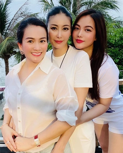 Từ trái qua: Anh Thơ (vợ Bình Minh), Hà Kiều Anh và Trương Ngọc Ánh thường xuyên trốn chồng con, hẹn hò đi chơi với nhau.