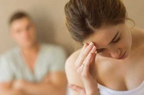 Sau chuyến công tác trở về, chồng chết lặng nhìn vợ trẻ cùng 'món quà' cay đắng này