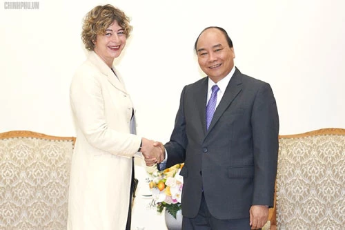 Thủ tướng trân trọng chúc mừng bà Elsbeth Akkerman đảm nhận nhiệm vụ Đại sứ Hà Lan tại Việt Nam. Ảnh: VGP/Quang Hiếu.