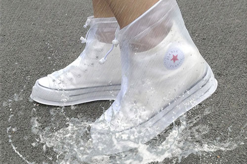 Những kiểu giày đi mưa gây "sốt" trên thị trường