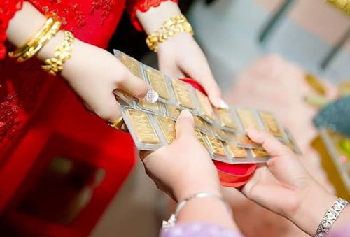 Vợ chồng tôi đồng ý sẽ không công khai tặng vàng trong đám cưới, nhưng nhà gái vẫn nối nhau lên trao cho cô dâu và cái kết 'mặn chát'