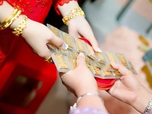 Vợ chồng tôi đồng ý sẽ không công khai tặng vàng trong đám cưới, nhưng nhà gái vẫn nối nhau lên trao cho cô dâu và cái kết 'mặn chát'