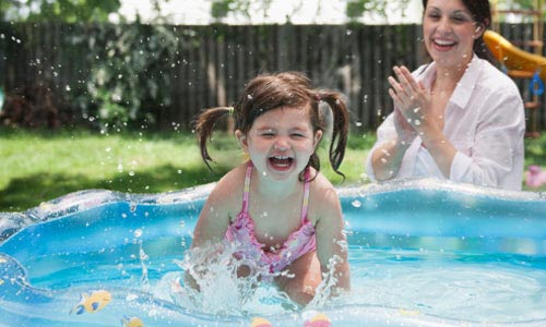 Trẻ nhỏ mấy tuổi thì bắt đầu cho đi học bơi?