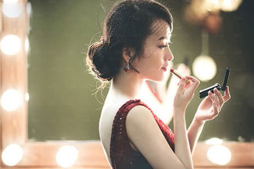 Lần đầu tiên đưa vợ đi ăn tiệc công ty, tôi phải trốn vào nhà vệ sinh để bớt xấu hổ