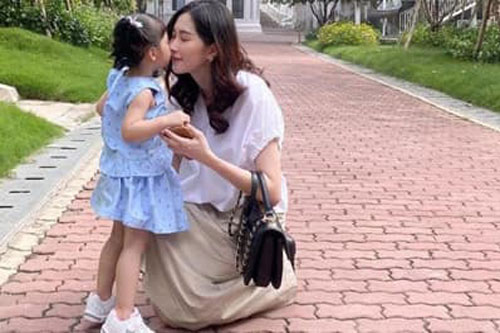 Ông xã Đặng Thu Thảo đăng ảnh vợ sau sinh cùng con gái: Đúng cực phẩm nhân gian!