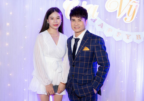 'Vua nhạc sàn' Lương Gia Huy khoe bạn gái kém 18 tuổi