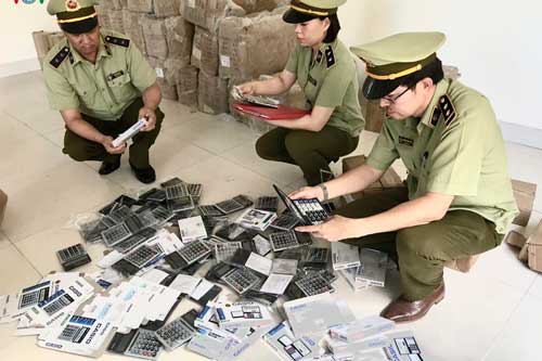 Phát hiện 3 kho hàng lậu, hàng giả ở chợ trung tâm Móng Cái