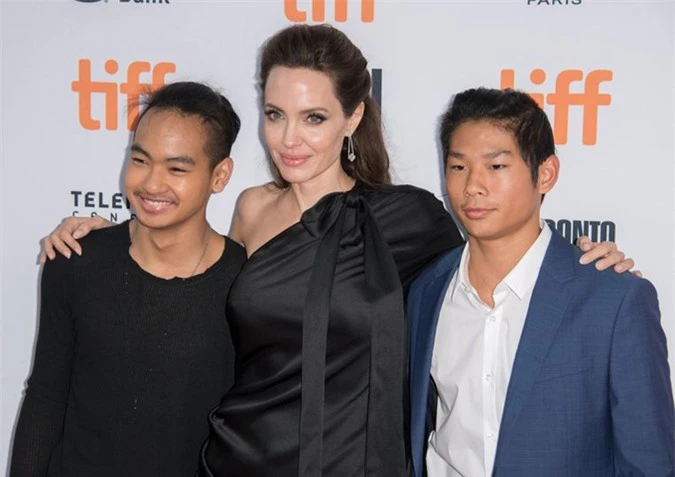 Jolie been hai con trai nuôi Maddox (trái) và Pax Thiên.