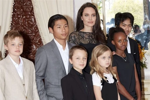 Angelina Jolie và các con tới Campuchia năm 2017.