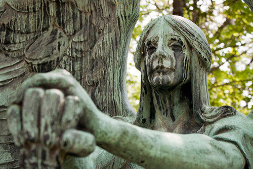 Khám phá bức tượng ‘khóc ra nước mắt đen’ cực kỳ đáng sợ trong nghĩa trang ở Mỹ