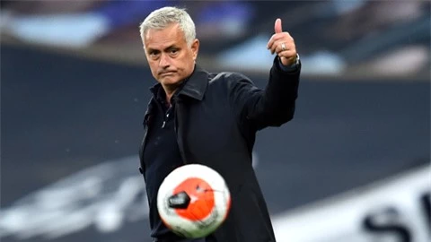 Mourinho tiếp tục 'tắt điện' trước các đội bóng cũ, chỉ trích trọng tài và VAR