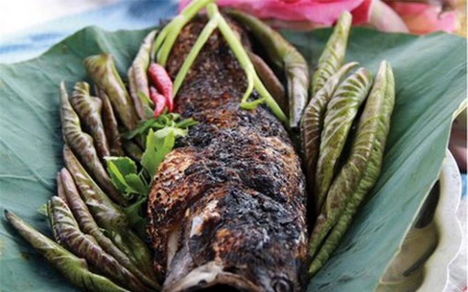 Thịt cá trắng nõn, thơm nức kèm với chút bún và các loại rau sống cuốn cùng với lá sen non, chấm với nước mắm me sền sệt.. Nguồn:dulichdaiviet.com