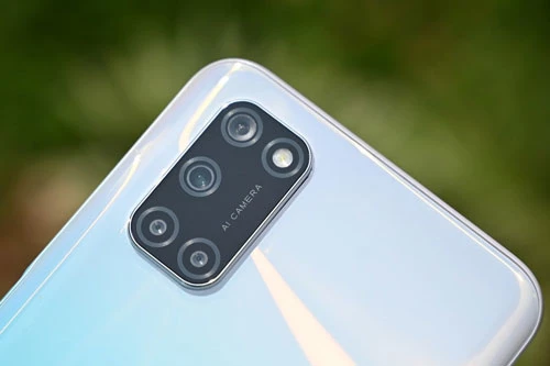 Oppo A92 có 4 camera sau. Trong đó, cảm biến chính 48 MP, khẩu độ f/1.8 cho khả năng lấy nét theo pha. Ống kính góc rộng 119 độ có độ phân giải 8 MP, f/2.2. Cảm biến macro và ống kính chiều sâu cùng có độ phân giải 2 MP, f/2.4. Bộ tứ này được trang bị đèn flash LED, quay video 4K. 