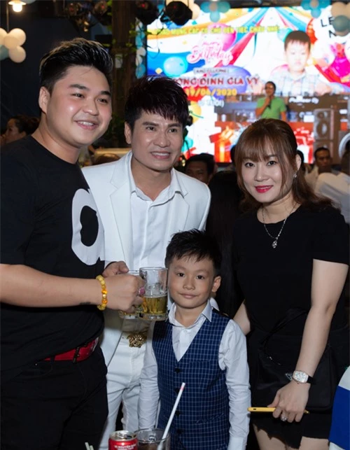 Vợ chồng diễn viên Duy Phước tới dự sinh nhật bé Andy.