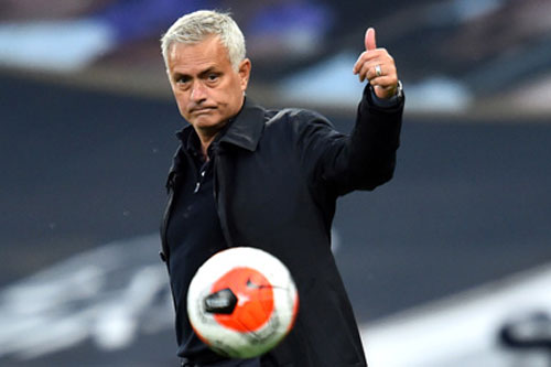Mourinho tiếp tục 'tắt điện' trước các đội bóng cũ, chỉ trích trọng tài và VAR