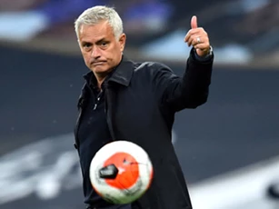 Mourinho tiếp tục 'tắt điện' trước các đội bóng cũ, chỉ trích trọng tài và VAR