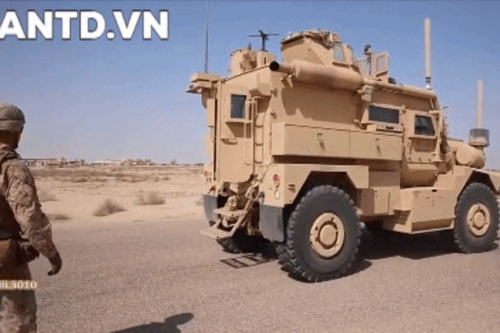 Xe bọc thép Mỹ bốc khói khi đi ngang qua chốt chặn Nga tại Syria