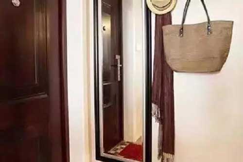 Giàu có đến mấy mà đặt những thứ này sau cửa nhà thì tài sản cũng dễ bị ảnh hưởng "không cánh mà bay"