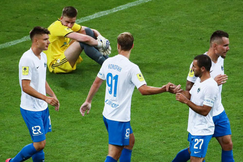 Lọt lưới 10 bàn 1 trận, thủ môn giải Nga vẫn ẵm giải cầu thủ xuất sắc nhất