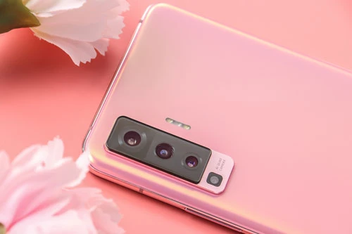 Vivo X50 có 4 camera sau. Trong đó, cảm biến chính 48 MP, khẩu độ f/1.8 cho khả năng lấy nét theo pha. Ống kính tele 8 MP, f/3.4 giúp zoom quang 3x hoặc zoom kỹ thuật số 20x. Cảm biến thứ ba 8 MP, f/2.2 cho góc rộng 120 độ và ống kính chân dung 13 MP, f/2.2. 