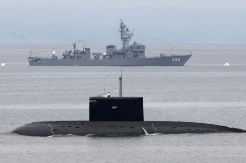 Khu trục hạm Nhật Bản và một tàu ngầm Kilo của Nga. Ảnh: RIA Novosti.