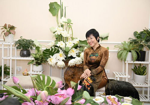 MC Thảo Vân dịu dàng trong tà áo dài, duyên dáng bên hoa sen