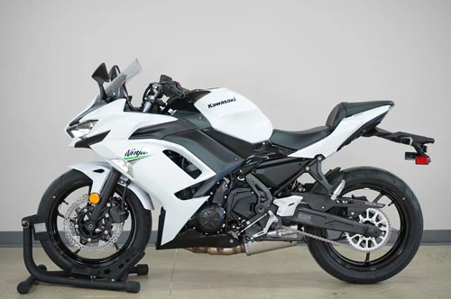 Sportbike cỡ trung tốt nhất: Kawasaki Ninja 650.