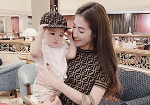 Dung mạo mới cực đáng yêu của con trai Á hậu Tú Anh