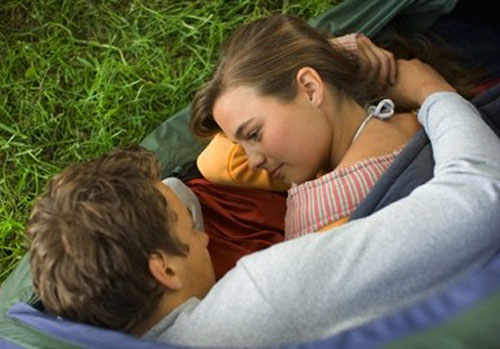 Chồng tự hào kể với mọi người những kỷ niệm về tình cũ