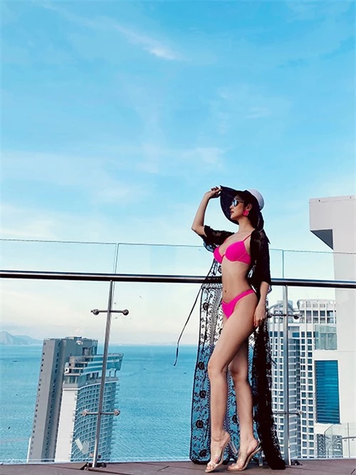 Jennifer Phạm đang có chuyến nghỉ dưỡng cùng ông xã Đức Hải và một số bạn bè thân thiết ở thành phố biển Nha Trang. Nhân dịp này, cô tranh thủ cùng hội chị em trong nhóm ghi lại vài khoảnh khắc kỷ niệm với bikini.