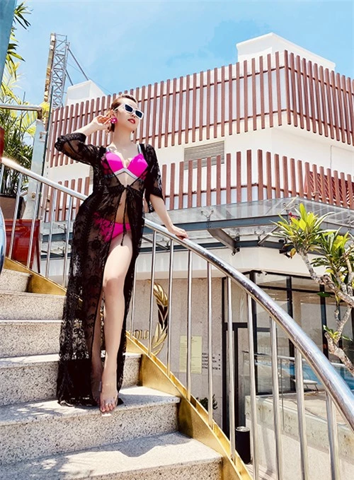 Trang phục dạo biển của Jennifer Phạm trở nên điệu đà hơn với áo choàng ren, giày cao gót quai nhựa và khuyên tai màu đồng điệu với bikini.