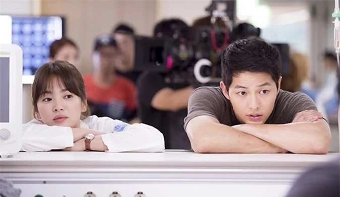 Song Hye Kyo và Song Joong Ki trong phimHậu duệ mặt trờido Kim Eun Sook làm biên kịch.