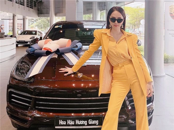 Chiếc xế hộp hạng sang của Đức, giá gần 5 tỷ đồng là tài sản mới nhất của Hương Giang. Hoa hậu Chuyển giới 2018 còn lựachọn nội thất màu ánh kim, đội thêm hơn 70 triệu đồng cho giá trị chiếc xe.