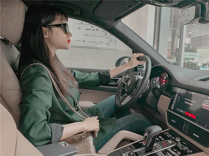 Trước đó, Hương Giang sở hữu ba chiếc xe khác thuộc nhiều thương hiệu nổi tiếng khác nhau. Dù có tài xế, cô vẫn yêu thích tự lái xe đi làm khi phù hợp.