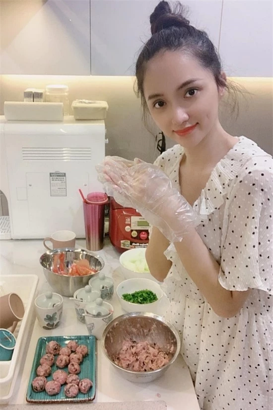 Hương Giang trang bị nhiều thiết bị cho gian bếp. Vì thế, cô thường tự tay nấu ăn, đảm bảo chất lượng.