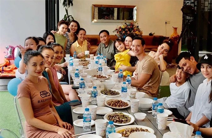 Bữa tiệc nhỏ được tổ chức tại nhà riêng với sự tham gia của các thành viên trong gia đình và một số bạn bè thân thiết của Hồ Ngọc Hà.