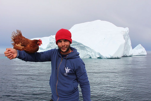 Không cần bạn gái, chàng trai dắt … gà mái chu du khắp thế giới