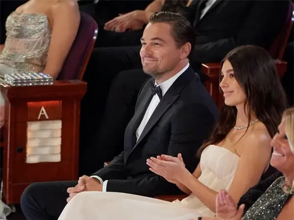 Ngôi sao Gatsby vĩ đại đến dự lễ trao giải Oscar hồi tháng 2 với bạn gái xinh đẹp. Đây là lần đầu tiên sau 15 năm Leo dẫn người yêu tới thảm đỏ Oscar cùng từ sau lần sánh đôi với siêu mẫu Gisele Bundchen vào năm 2005.