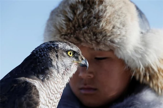 nhung chu dai bang vang dung manh ben canh tho san kazakhstan hinh 7