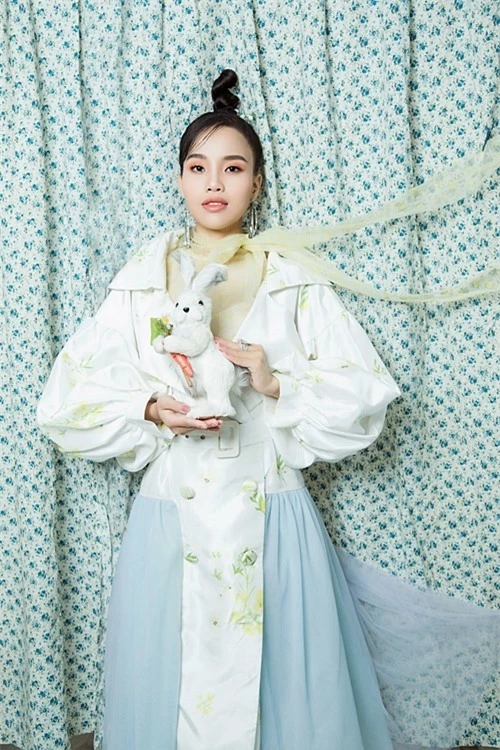 Để kỷ niệm ngày ra album, Sèn Hoàng Mỹ Lam gửi đến khán giả bộ ảnh mới trong tạo hình cô gái miền sơn cước.